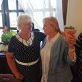 4. kép Szabó Katalin, és  Kálmán Mária, aki a tombolán nyerte a korall virágot.