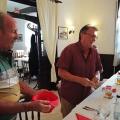 6. kép A piros kalapból, amit dr György Balázs tart, Nagy Lajos kihúzta az egyik tombola  nyertes nevét.