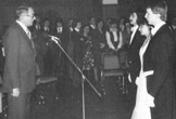 Kiss J&oacute;zsef igazgat&oacute; enged&eacute;lyt ad a szalagavat&oacute; b&aacute;l megnyit&aacute;s&aacute;ra. Szemben balr&oacute;l: Garai Boldizs&aacute;r IV. b, V&aacute;rszegi M&aacute;rta, Horv&aacute;zh Tibor IV. c 