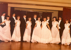 Szalagavat&oacute; b&aacute;l t&aacute;ncosai 1983-ban